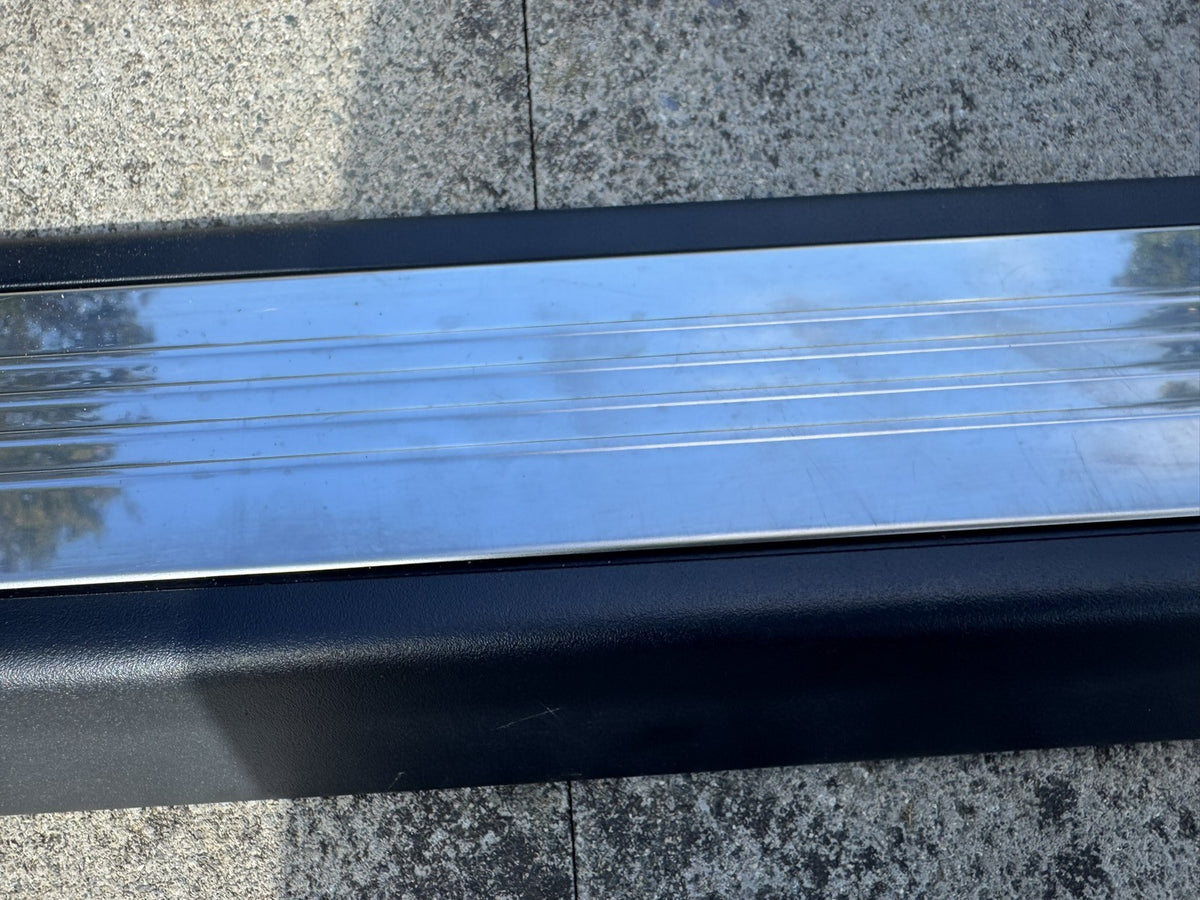GENUINE MERCEDES E-CLASS COUPE C207 A207 LEFT FRONT DOOR SILL TRIM A2076800074