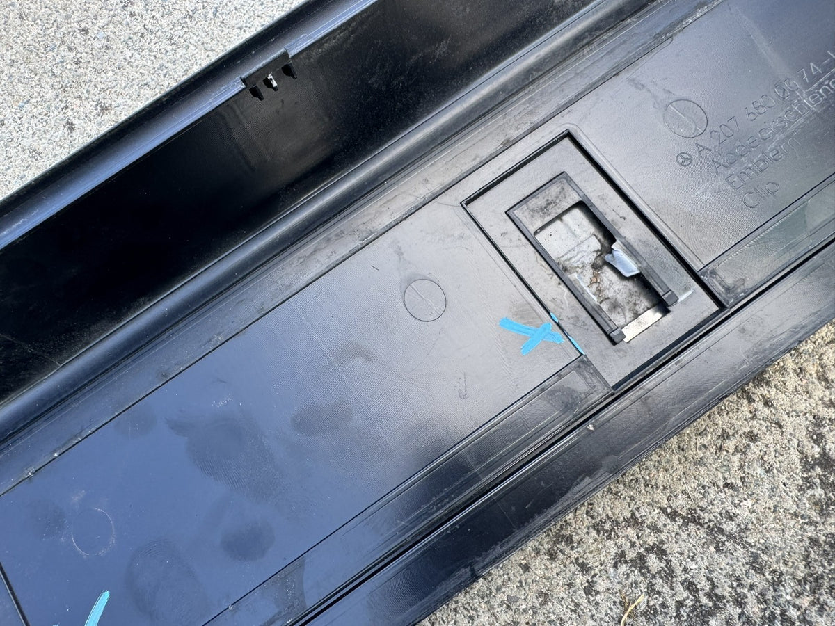GENUINE MERCEDES E-CLASS COUPE C207 A207 LEFT FRONT DOOR SILL TRIM A2076800074