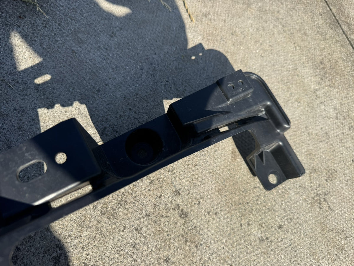 GENUINE RANGE ROVER L460 2022-ON REAR BUMPER CARRIER BRACKET M8E2-17B861-A