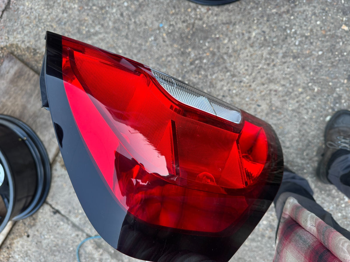 GENUINE Mercedes Citan Mika Lampu Belakang Kiri (2023 ke atas)
