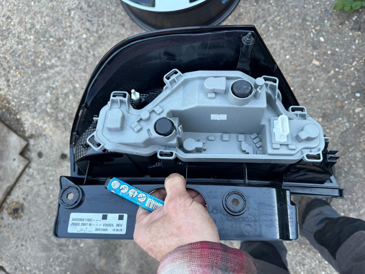 GENUINE Mercedes Citan Mika Lampu Belakang Kiri (2023 ke atas)