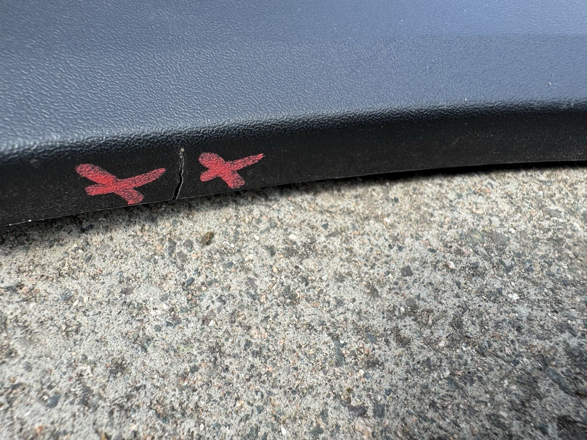 CRACKED! 5LJ 854 732 Volkswagen fender trim 2023on