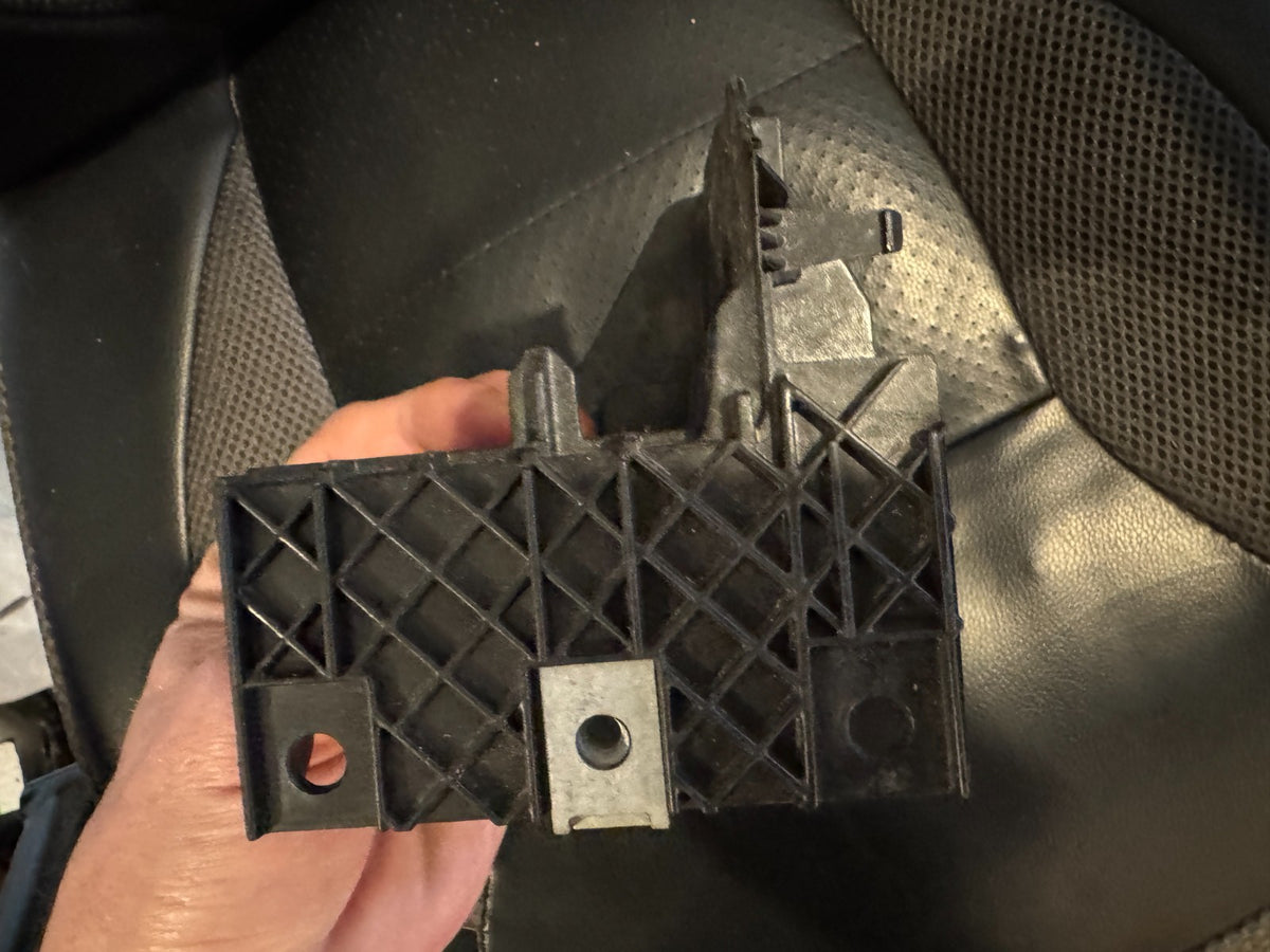 Range Rover (L460) Braket Pemasangan Lampu Depan KIRI m8e213n233da