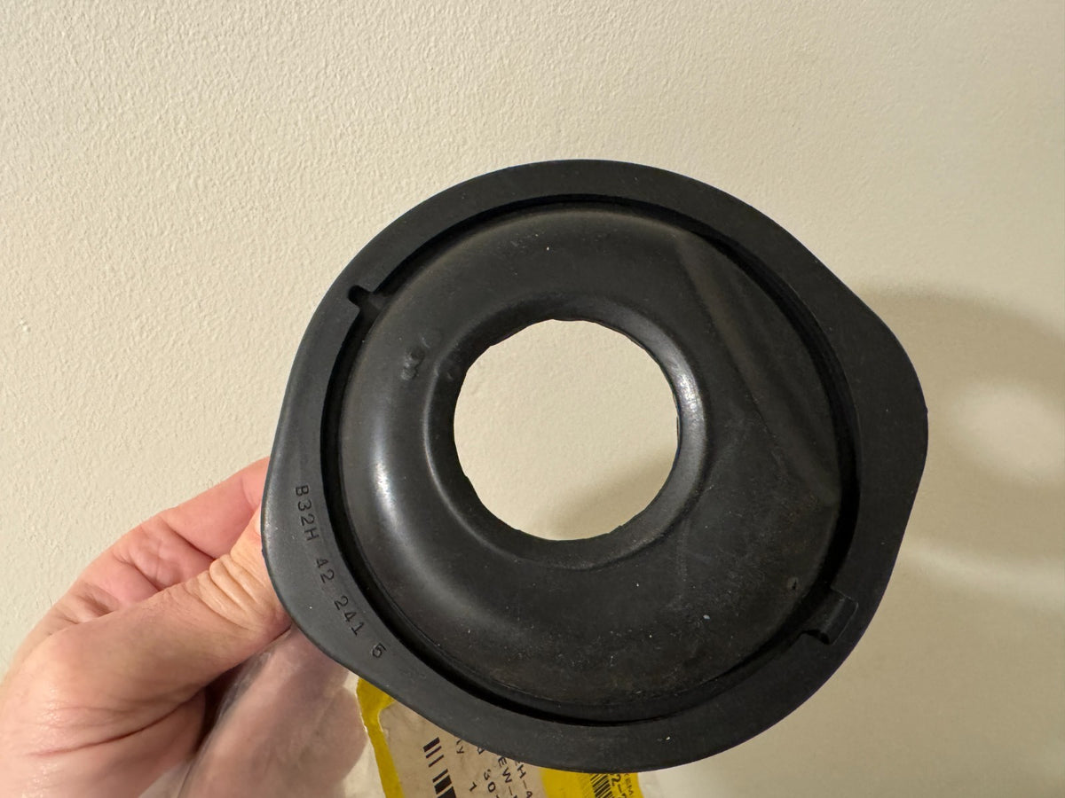 MỚI - Tấm cách nhiệt cổ đổ xăng Mazda B32H42241C OEM