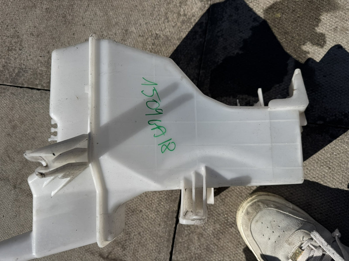 KIA RIO UB 2011-2017 WASHER BOTTLE RESERVOIR 98610-1W500 DAMAGED BRACKET NO PUMP