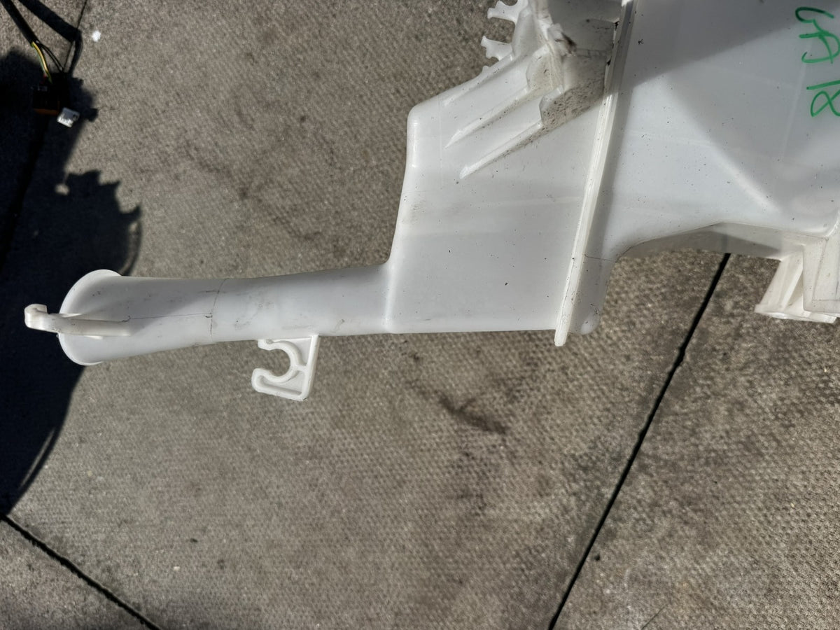 KIA RIO UB 2011-2017 WASHER BOTTLE RESERVOIR 98610-1W500 DAMAGED BRACKET NO PUMP