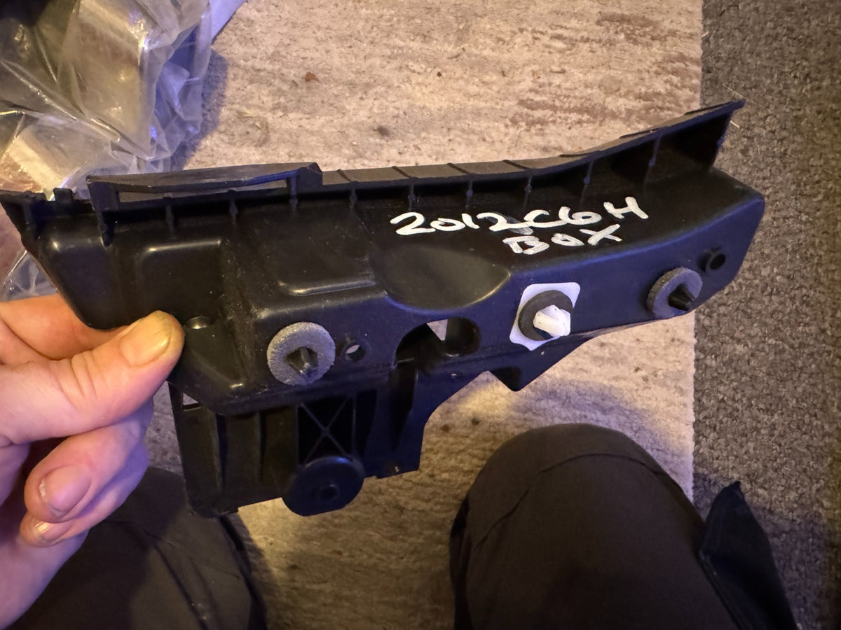 FORD FOCUS MK4 C519 RIGHT REAR BUMPER BRACKET JX7B-17D980-A1