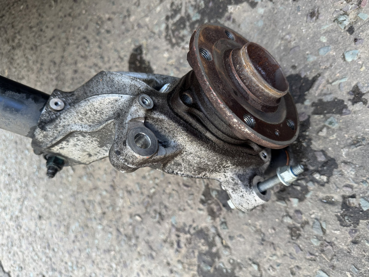 VW GOLF MK8 2020-2024 LEFT FRONT STRUT KNUCKLE HUB ASSEMBLY 5WA407257C