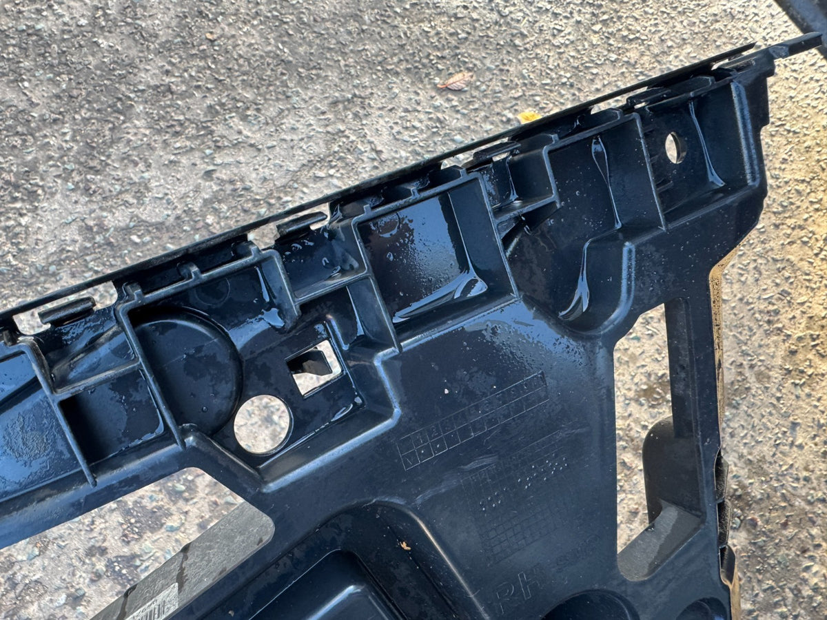 BMW 3 SERIES 2018-2023 G21,G81 BRACKET DALAM BUMPER BELAKANG RH (KANAN) 7427996