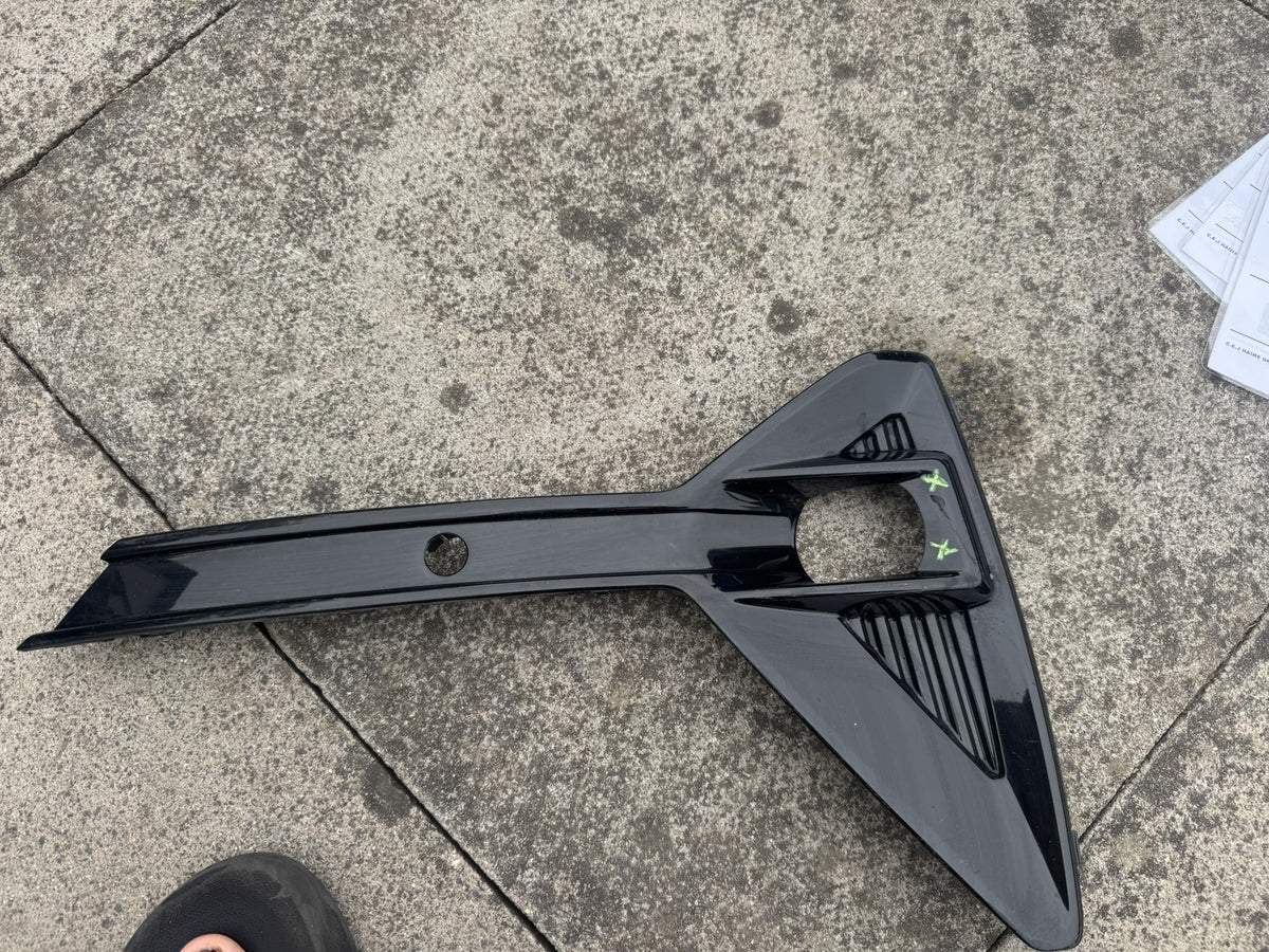 POLESTAR 2 2020-ON FRONT RIGHT BUMPER FOG LIGHT TRIM 31663681 CRACKED REPAIR