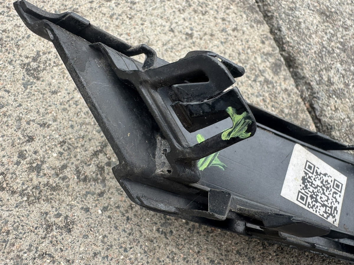 POLESTAR 2 2020-ON FRONT RIGHT BUMPER FOG LIGHT TRIM 31663681 CRACKED REPAIR