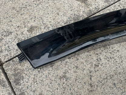GENUINE LAND ROVER DEFENDER FRONT RIGHT WHEEL ARCH TRIM GLOSS BLACK L8BM-16A074