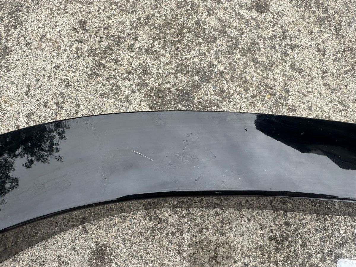 GENUINE LAND ROVER DEFENDER FRONT RIGHT WHEEL ARCH TRIM GLOSS BLACK L8BM-16A074
