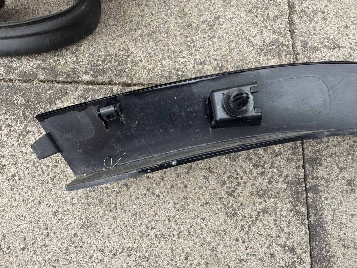 GENUINE LAND ROVER DEFENDER FRONT RIGHT WHEEL ARCH TRIM GLOSS BLACK L8BM-16A074