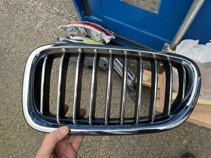 BMW 5 SERIES F10 F11 1LEFT กระจังหน้าไตคู่ ด้านข้าง OEM 7336477