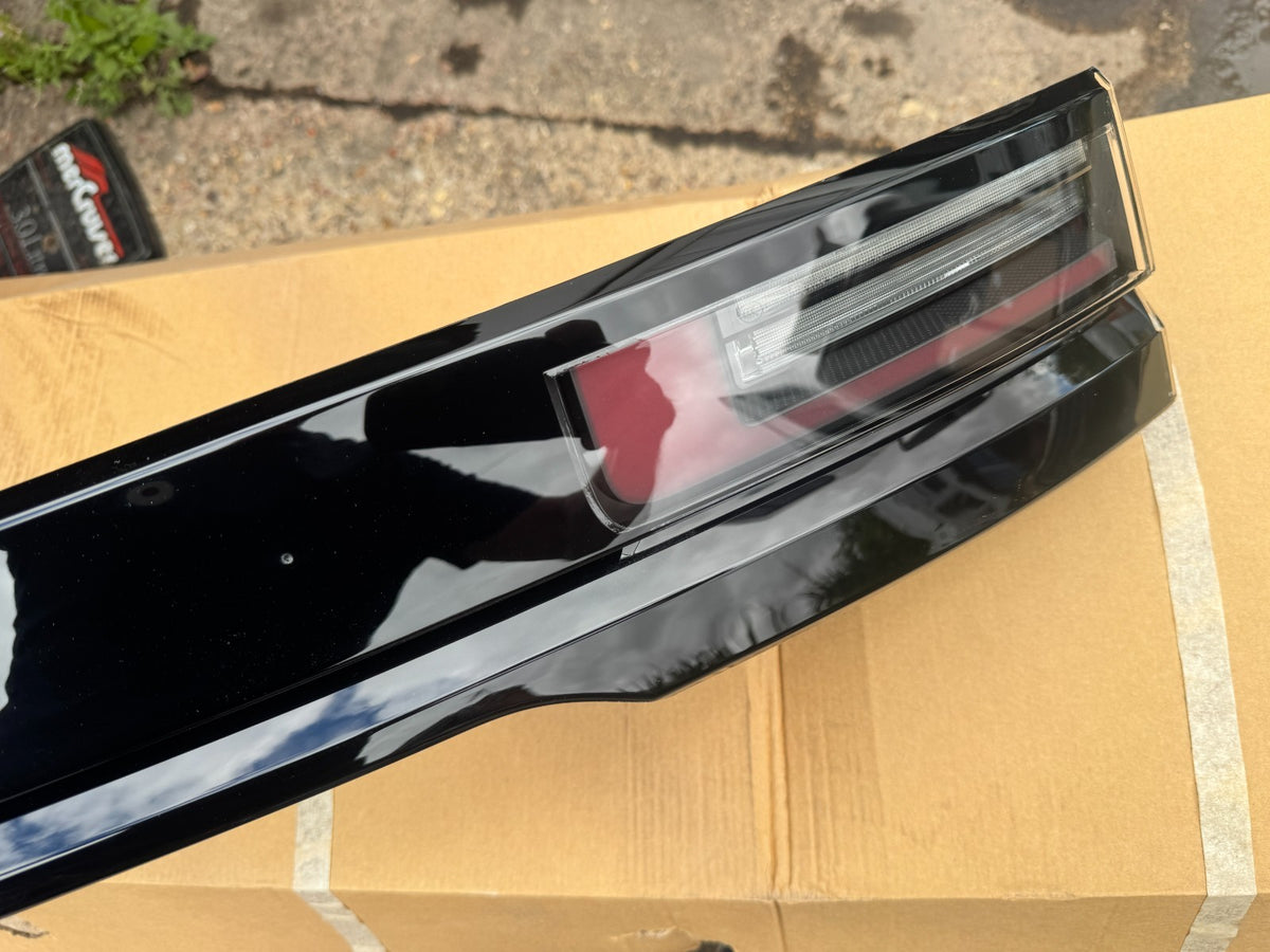 NEW GENUINE RANGE ROVER VELAR REAR TAILGATE BOOT LIGHT N8A215C436AE L560