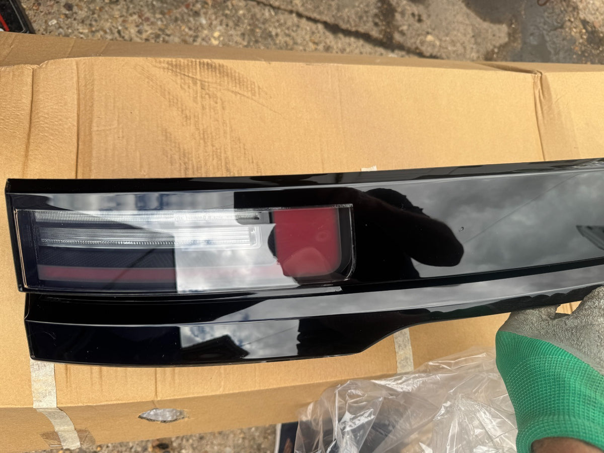 NEW GENUINE RANGE ROVER VELAR REAR TAILGATE BOOT LIGHT N8A215C436AE L560