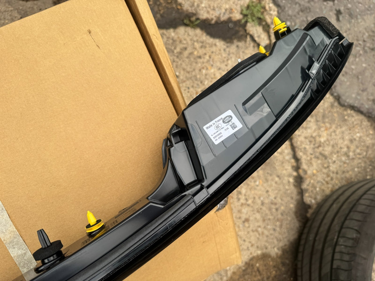 NEW GENUINE RANGE ROVER VELAR REAR TAILGATE BOOT LIGHT N8A215C436AE L560