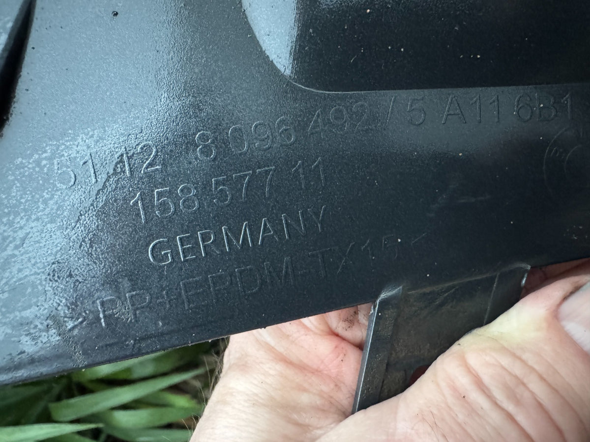 BMW G26 2023 DIFUSER BUMPER BELAKANG MSPORT WARNA DARK SHADOW 8096492