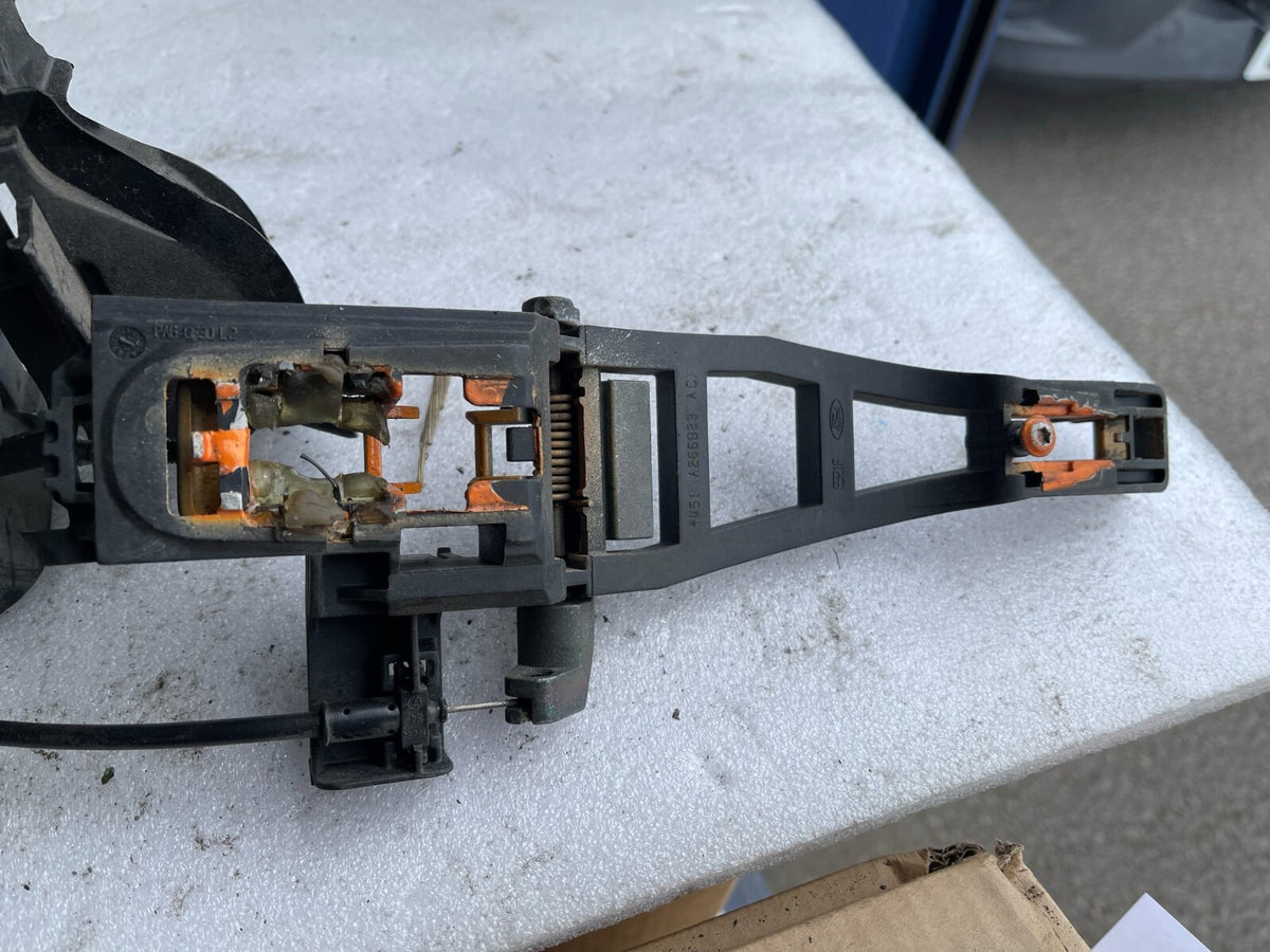 FORD FOCUS CỤM PHỤ TÙNG CỬA SAU TRÁI CHƯA KIỂM TRA VÀ BỊ HƯ HẠI