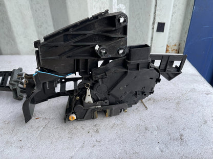 FORD FOCUS CỤM PHỤ TÙNG CỬA SAU TRÁI CHƯA KIỂM TRA VÀ BỊ HƯ HẠI