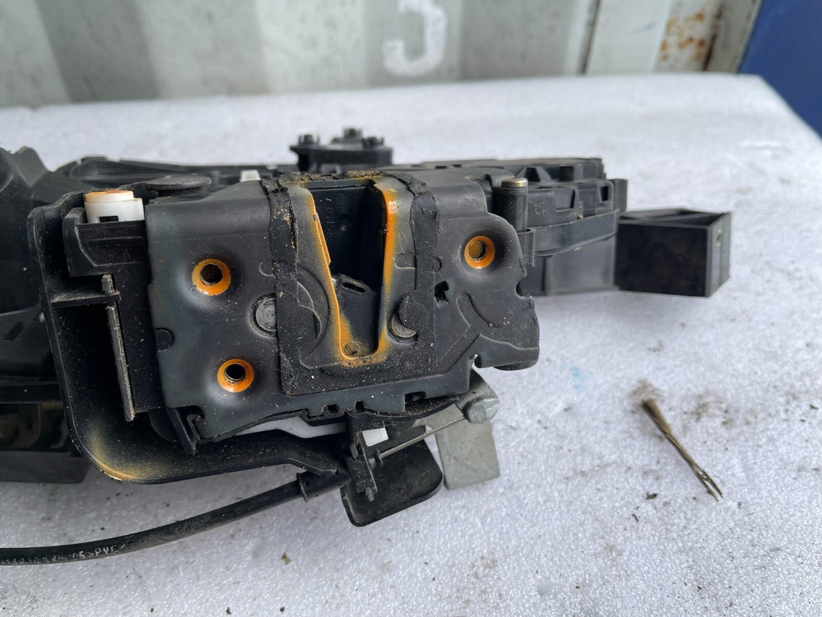 FORD FOCUS CỤM PHỤ TÙNG CỬA SAU TRÁI CHƯA KIỂM TRA VÀ BỊ HƯ HẠI
