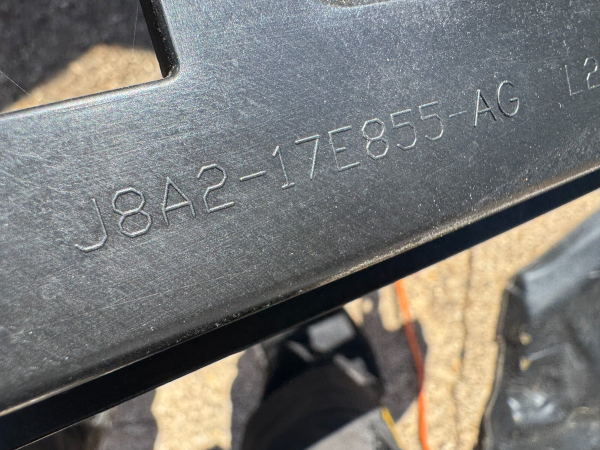 j8a217e855ag RANGE ROVER VELAR L560 REAR BUMPER CENTRE BRACKET 17-ON DAMAGED
