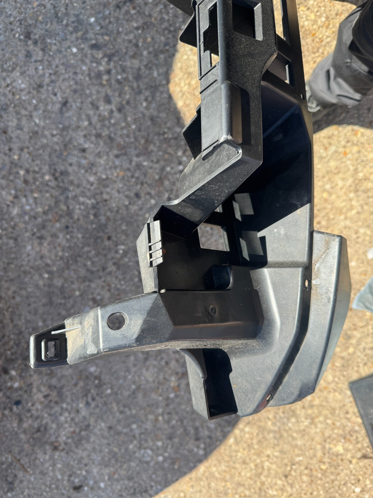 j8a217e855ag RANGE ROVER VELAR L560 REAR BUMPER CENTRE BRACKET 17-ON DAMAGED