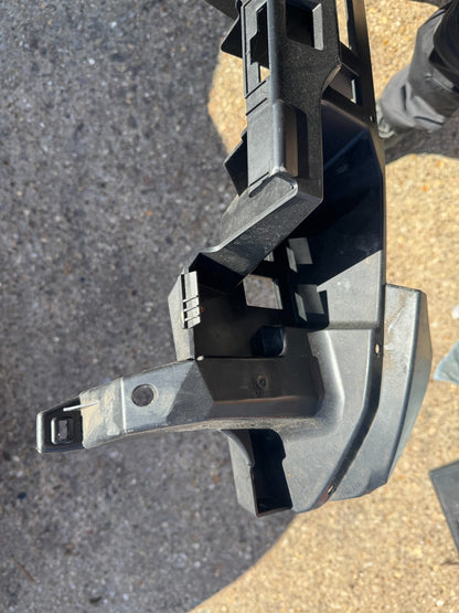 j8a217e855ag RANGE ROVER VELAR L560 REAR BUMPER CENTRE BRACKET 17-ON DAMAGED