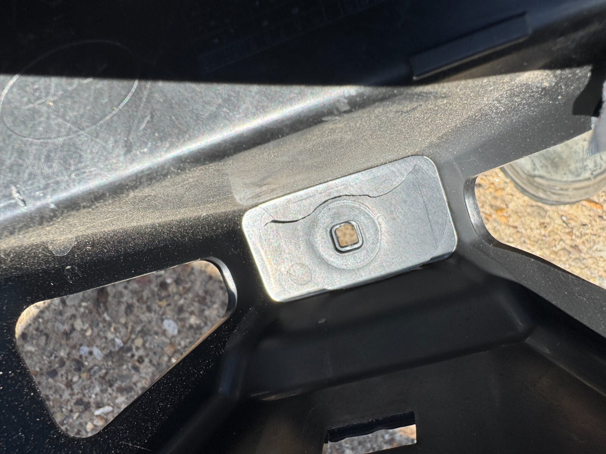 j8a217e855ag RANGE ROVER VELAR L560 REAR BUMPER CENTRE BRACKET 17-ON DAMAGED
