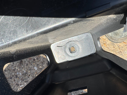 j8a217e855ag RANGE ROVER VELAR L560 REAR BUMPER CENTRE BRACKET 17-ON DAMAGED