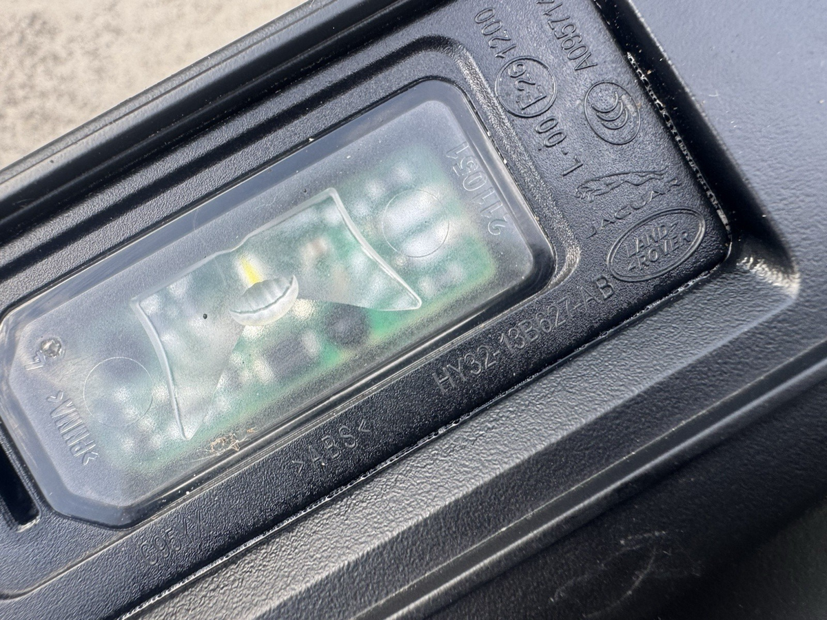 LAND ROVER RANGE ROVER SPORT L461 번호판 등 트림 N9X2-40406