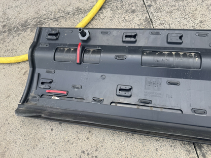 Land Rover Defender 프론트 도어 몰딩 트림 우측 2025 SUV 2/3dr L8B2-21064-C
