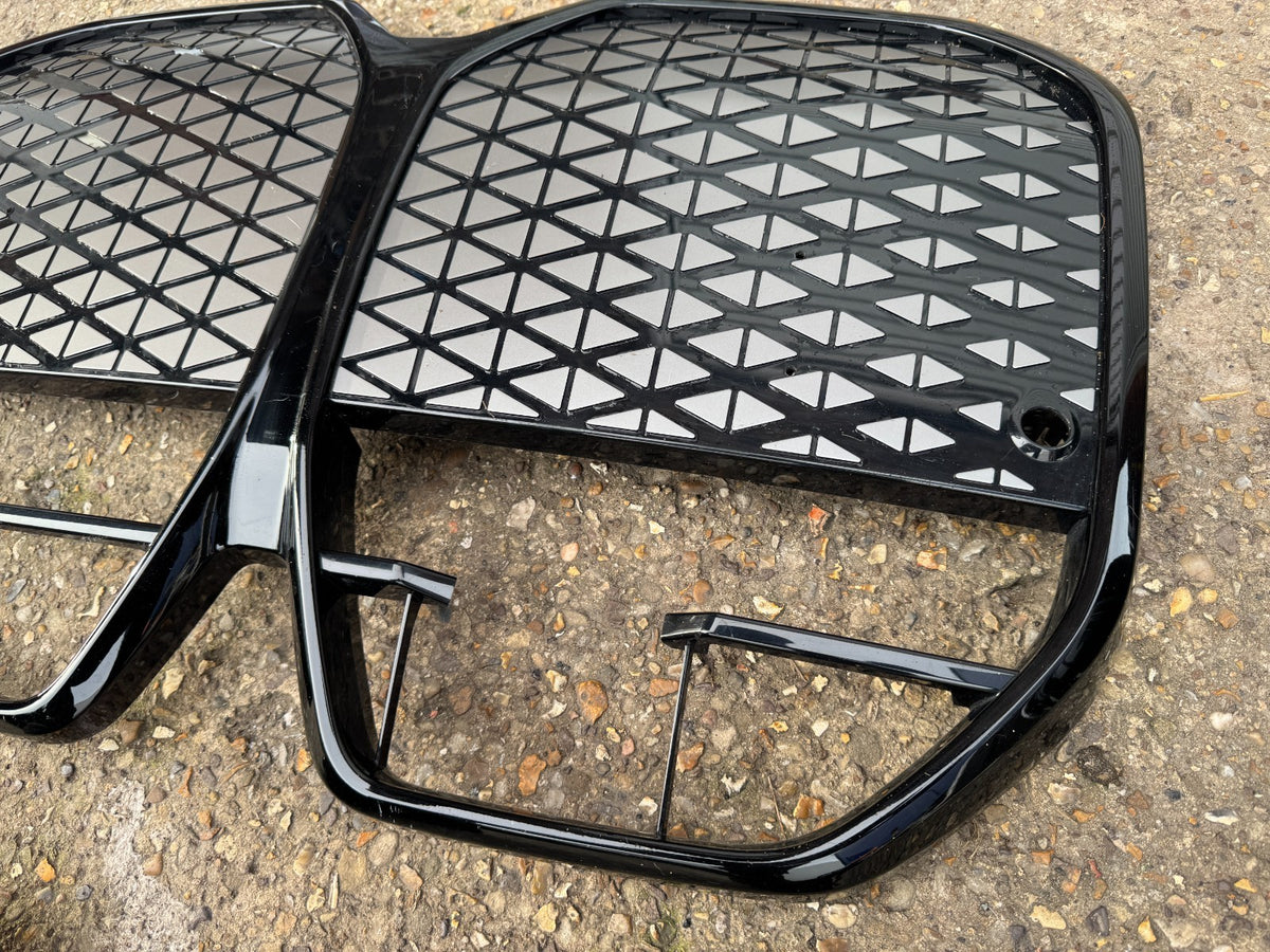 BMW I4 2022 lắp trên LƯỚI TẢN NHIỆT CẢN TRƯỚC 5A79D30 VIỀN ĐEN BÓNG CHÍNH HÃNG - BỊ TRẦY XƯỚC