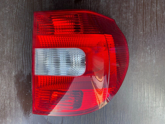 2015 SKODA YETI LAMPU BELAKANG KANAN ZSB5L0945096
