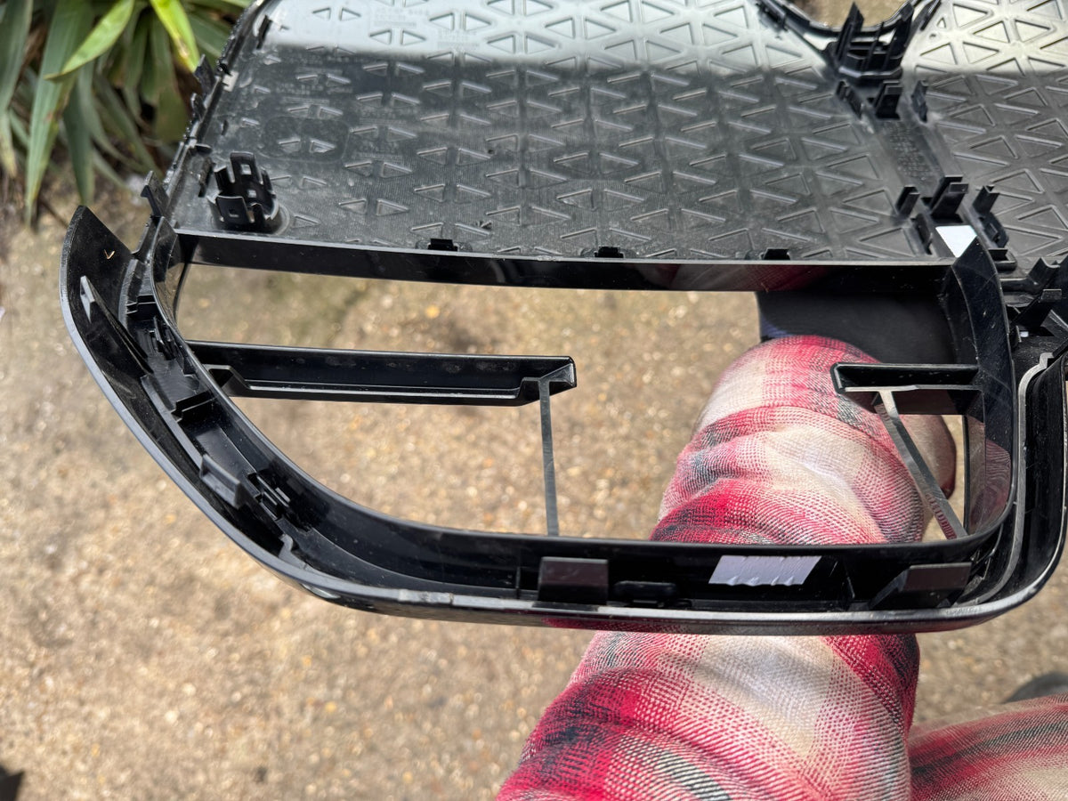 BMW I4 2022 lắp trên LƯỚI TẢN NHIỆT CẢN TRƯỚC 5A79D30 VIỀN ĐEN BÓNG CHÍNH HÃNG - BỊ TRẦY XƯỚC