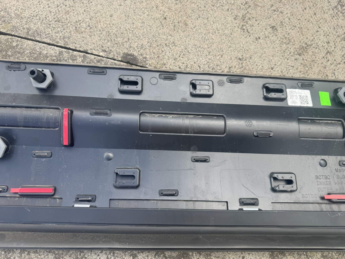 Land Rover Defender 좌측 하단 도어 몰딩 트림 2020 ON L8B2-21065-A 순정