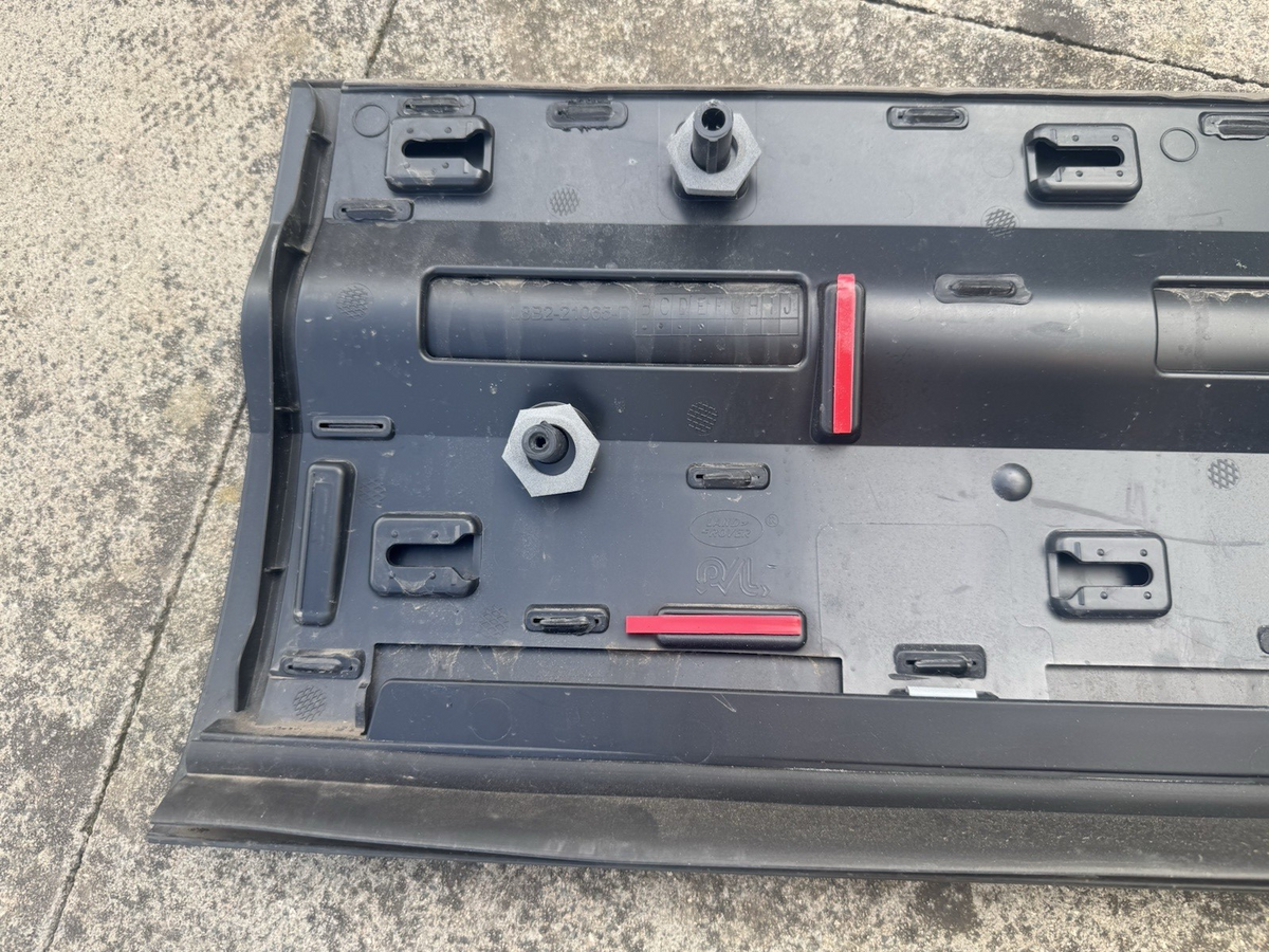 Land Rover Defender 좌측 하단 도어 몰딩 트림 2020 ON L8B2-21065-A 순정