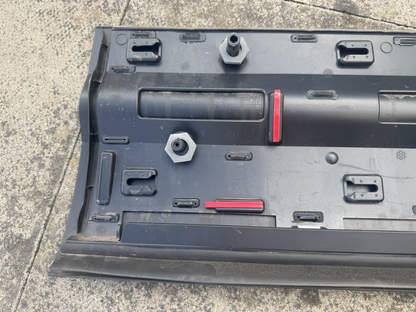 Land Rover Defender 좌측 하단 도어 몰딩 트림 2020 ON L8B2-21065-A 순정