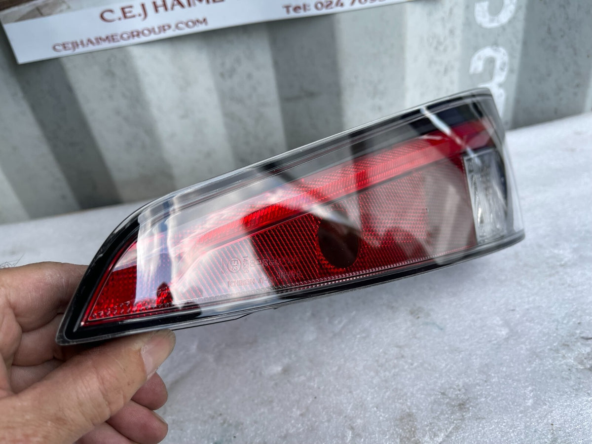 2023 Lampu Belakang - Sisi Kanan Bawah 8158047011 Toyota Prius Original