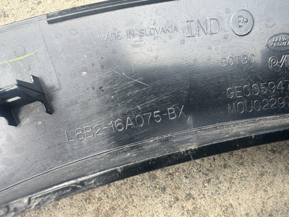 Land Rover Defender L663 前左輪拱 2020 起 L8B2-16A075-BX