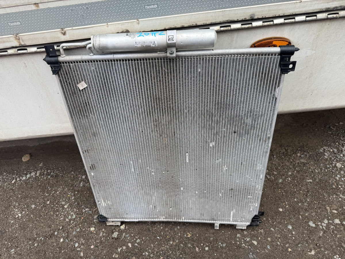 2025 LAND ROVER DEFENDER L663 冷凝器 LR181385 原廠