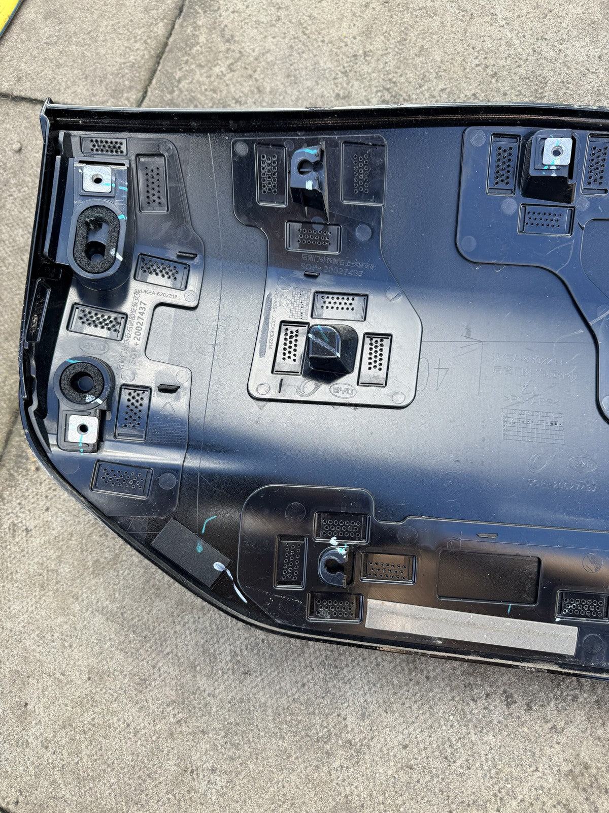 BYD SEALION 7 BADGE SET 4WD 4.5S ON TAILGATE TRIM UKEA-6302210 TRIM SMASHED