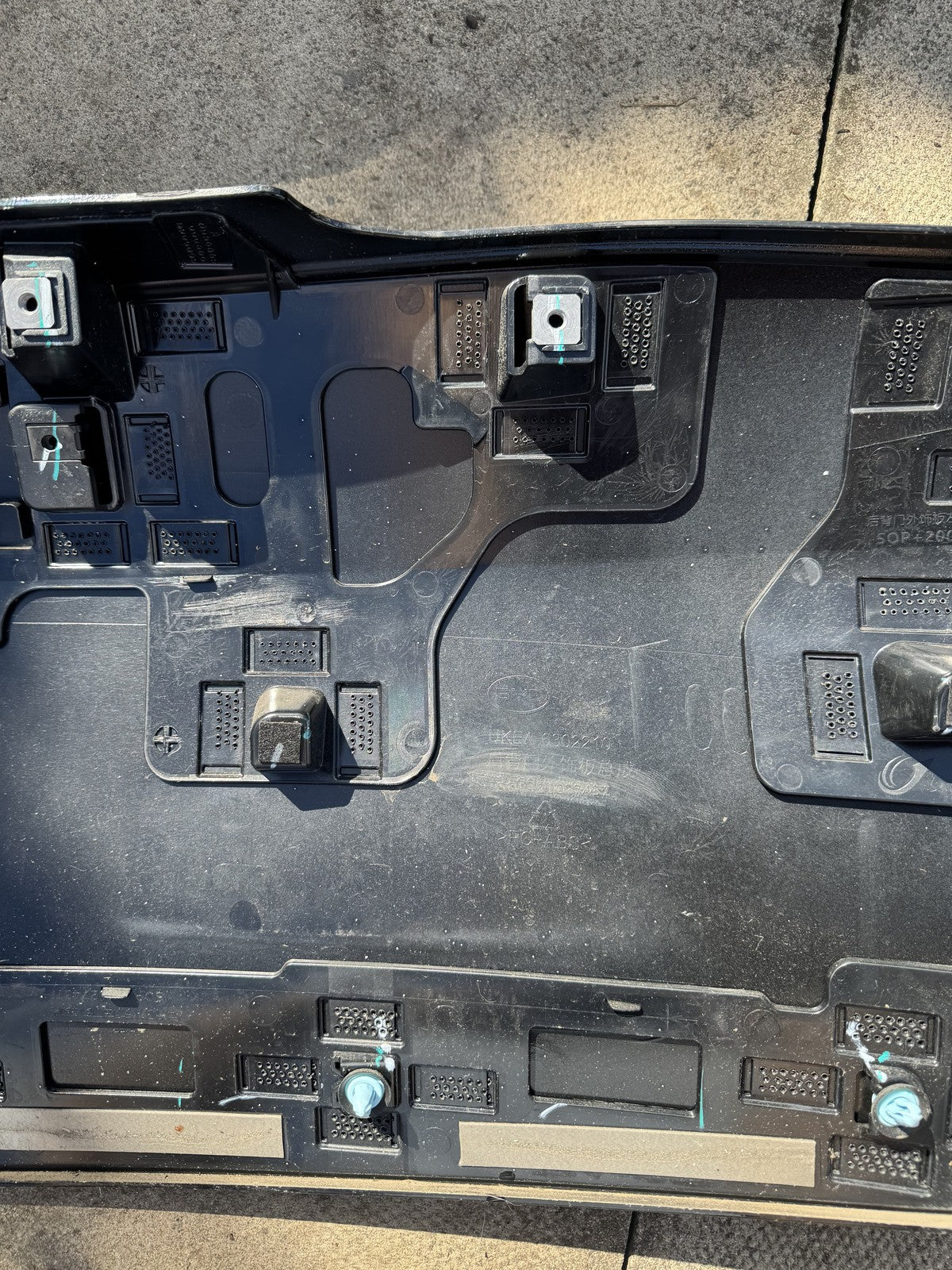 BYD SEALION 7 BADGE SET 4WD 4.5S ON TAILGATE TRIM UKEA-6302210 TRIM SMASHED