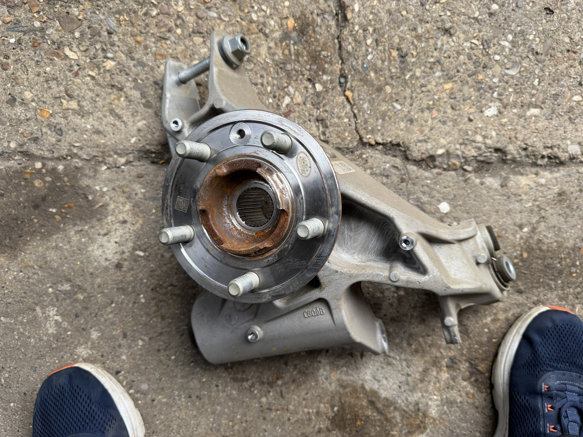 LAND ROVER DEFENDER L663 REAR RIGHT HUB KNUCKLE L8B2-5A970-BA LR183090 2024 ON