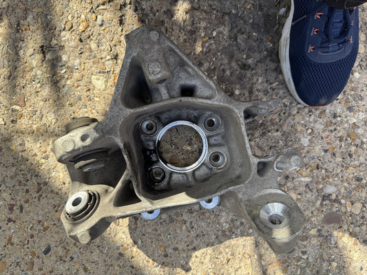 ดุมล้อหลังซ้าย คอม้าหลังซ้าย BMW X5 M F95 X6 M F96 G05 G06 6876653 ไม่มีดุม