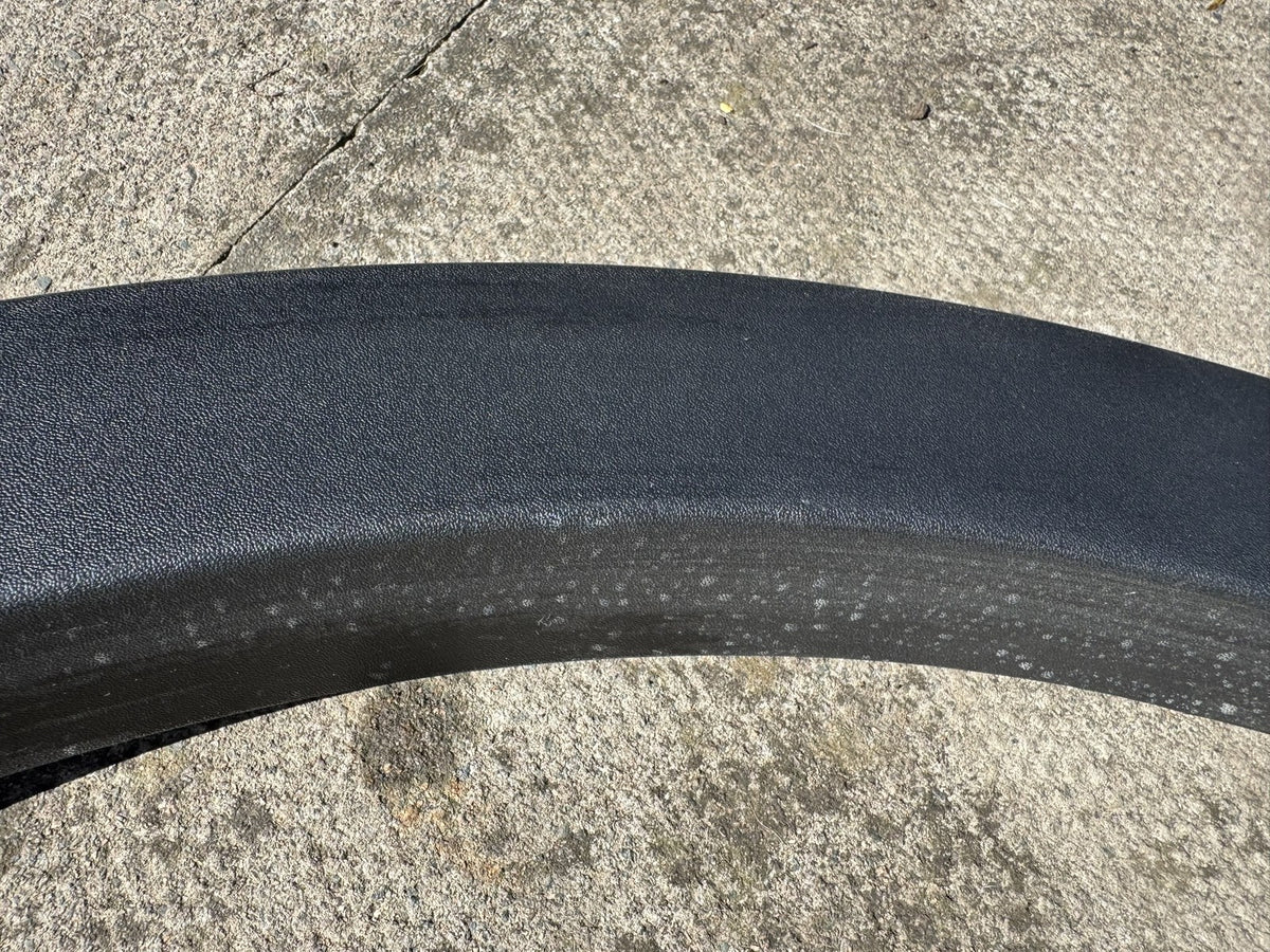 VOLVO XC40 2018-2024 REAR LEFT WHEEL ARCH TRIM MOULDING 32368188 NO PDC GENUINE