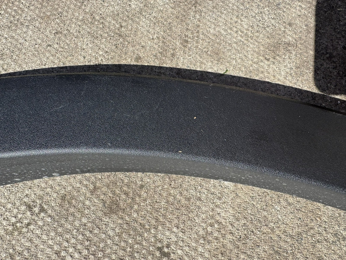 VOLVO XC40 2018-2024 REAR LEFT WHEEL ARCH TRIM MOULDING 32368188 NO PDC GENUINE