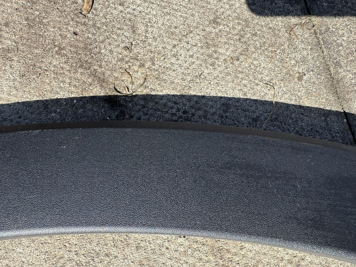 VOLVO XC40 2018-2024 REAR LEFT WHEEL ARCH TRIM MOULDING 32368188 NO PDC GENUINE
