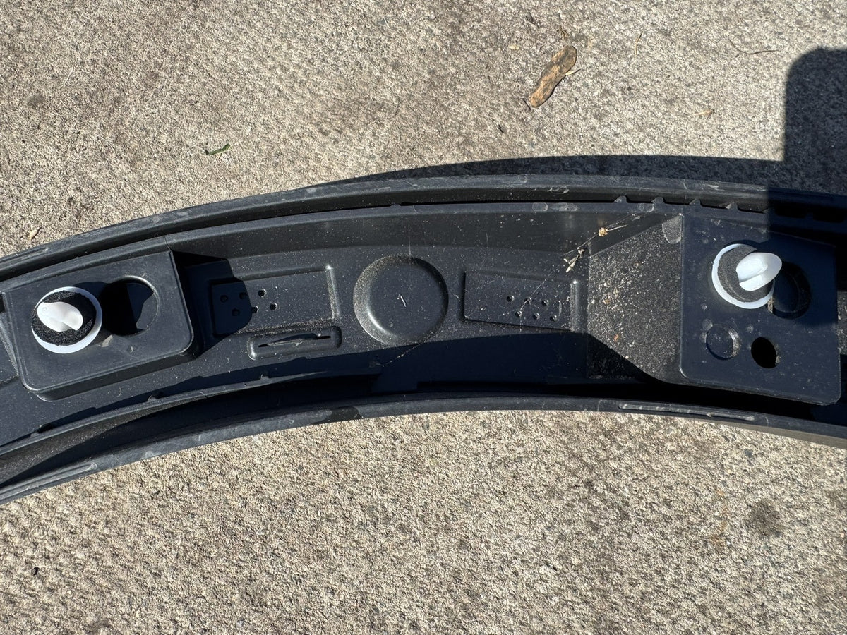 VOLVO XC40 2018-2024 REAR LEFT WHEEL ARCH TRIM MOULDING 32368188 NO PDC GENUINE